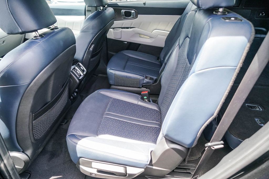 Thumbnail: 2023 Kia Sorento - 10