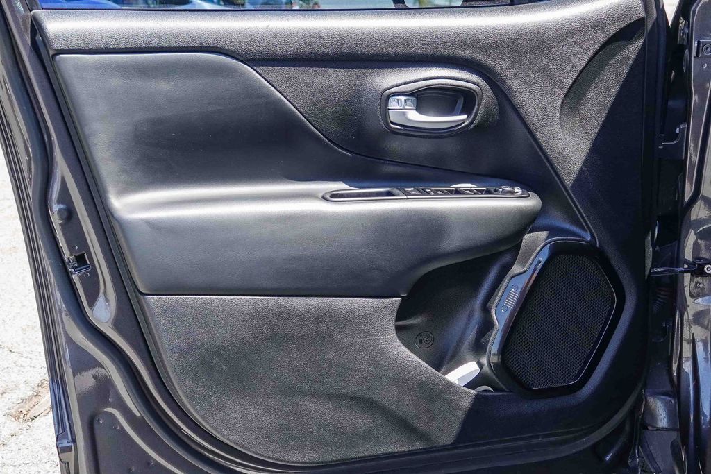 Thumbnail: 2020 Jeep Renegade - 23