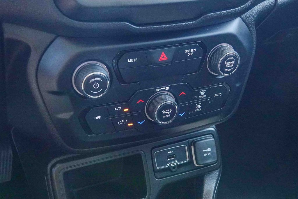 Thumbnail: 2020 Jeep Renegade - 25