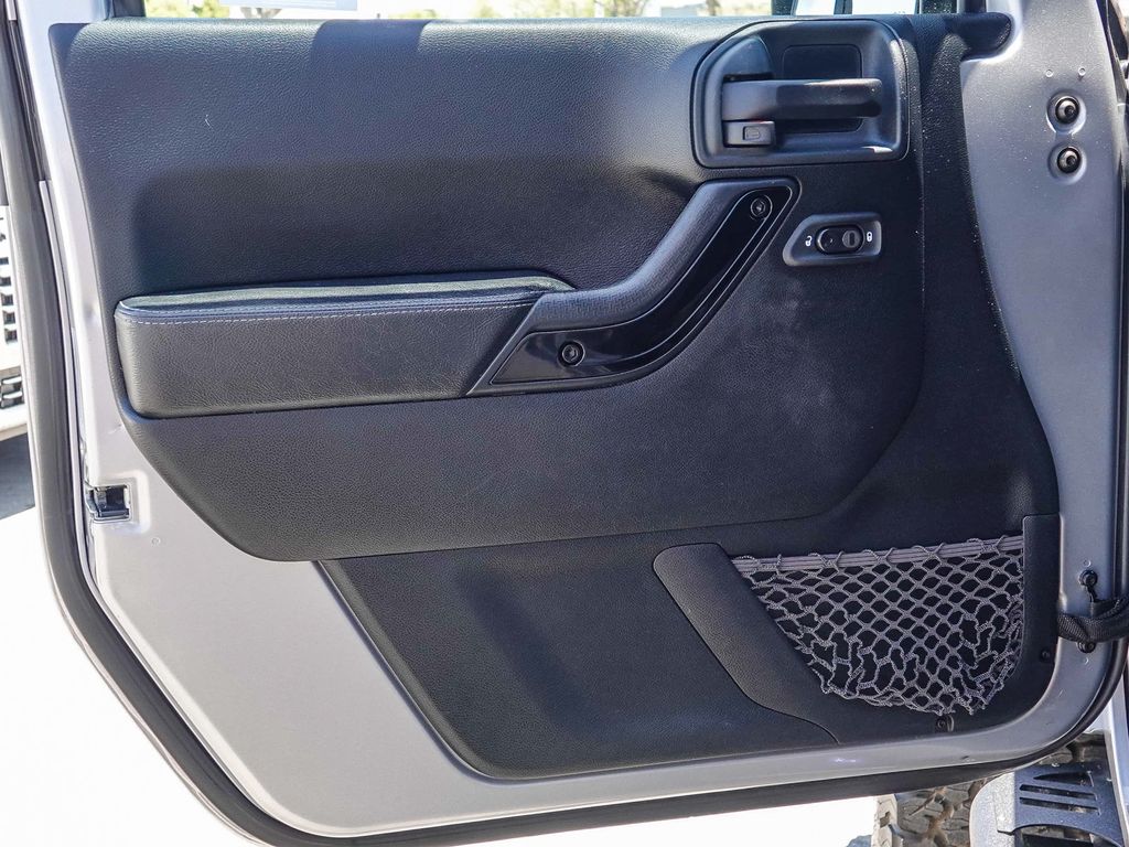 Thumbnail: 2017 Jeep Wrangler - 24