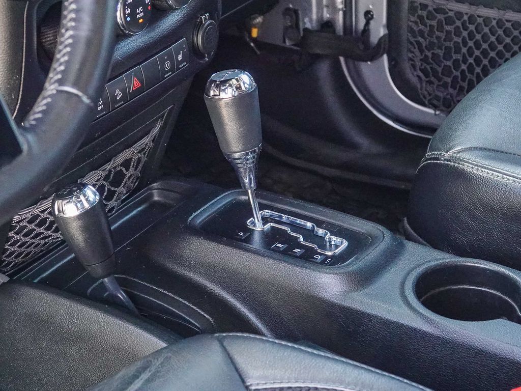 Thumbnail: 2017 Jeep Wrangler - 14