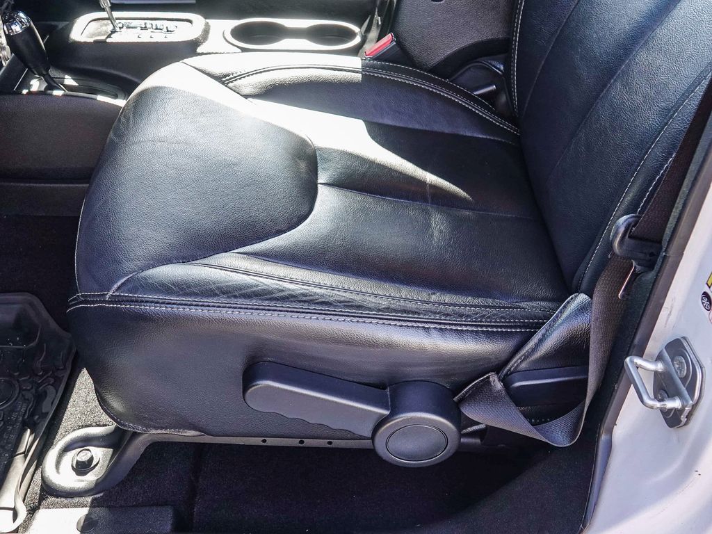 Thumbnail: 2016 Jeep Wrangler - 24