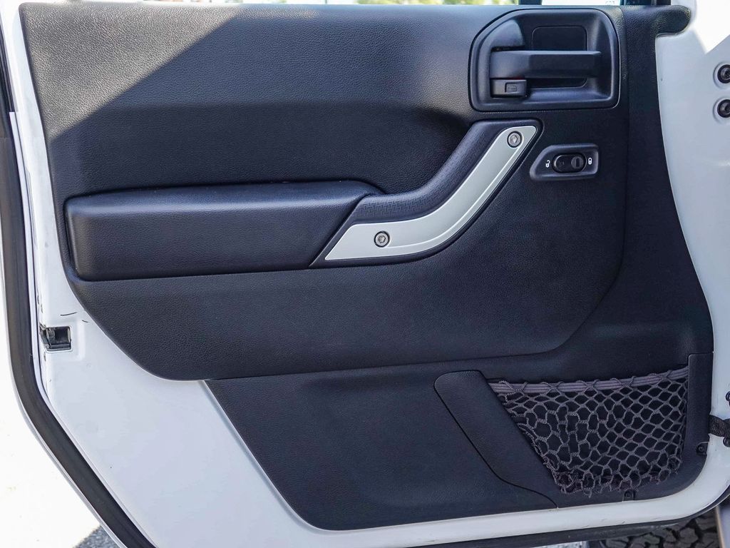 Thumbnail: 2016 Jeep Wrangler - 23