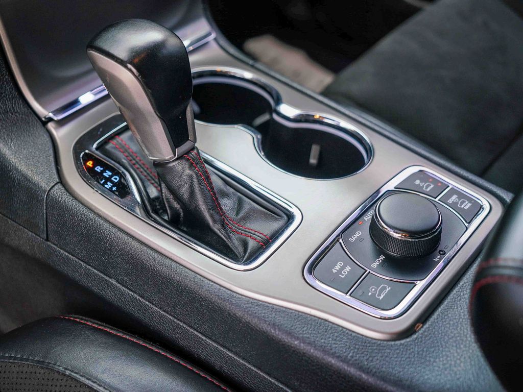 Thumbnail: 2021 Jeep Grand Cherokee - 14