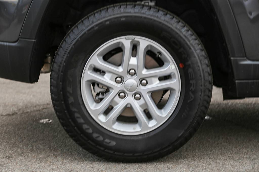 Thumbnail: 2025 Jeep Grand Cherokee - 21