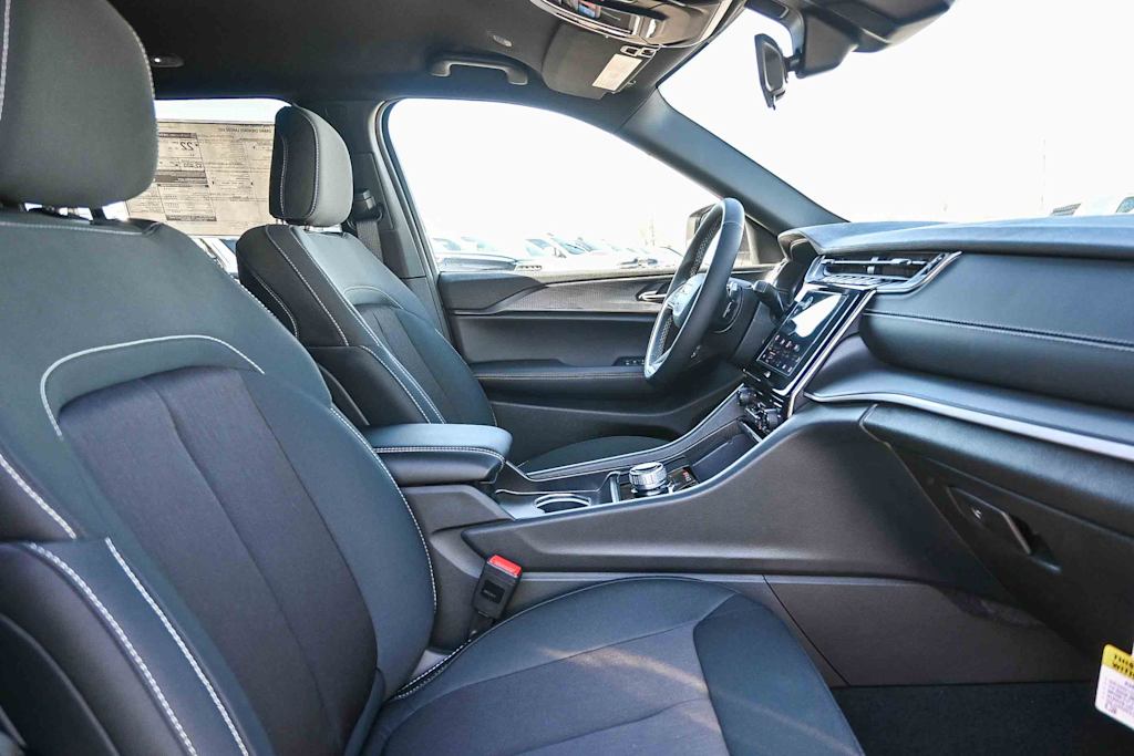 Thumbnail: 2025 Jeep Grand Cherokee - 28