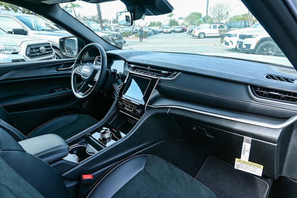 Thumbnail: 2025 Jeep Grand Cherokee - 28