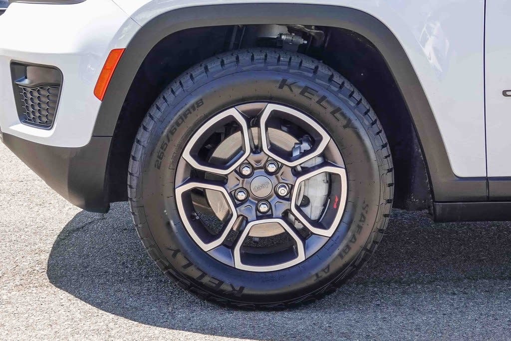 Thumbnail: 2022 Jeep Grand Cherokee - 21