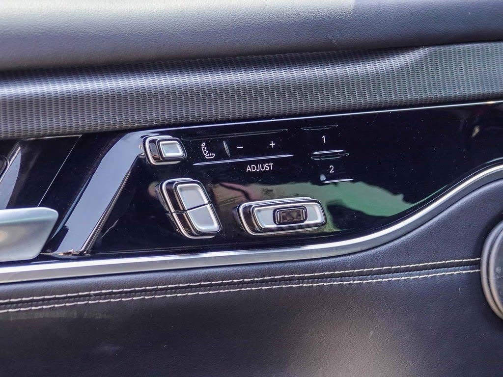 Thumbnail: 2022 Jeep Grand Wagoneer - 25