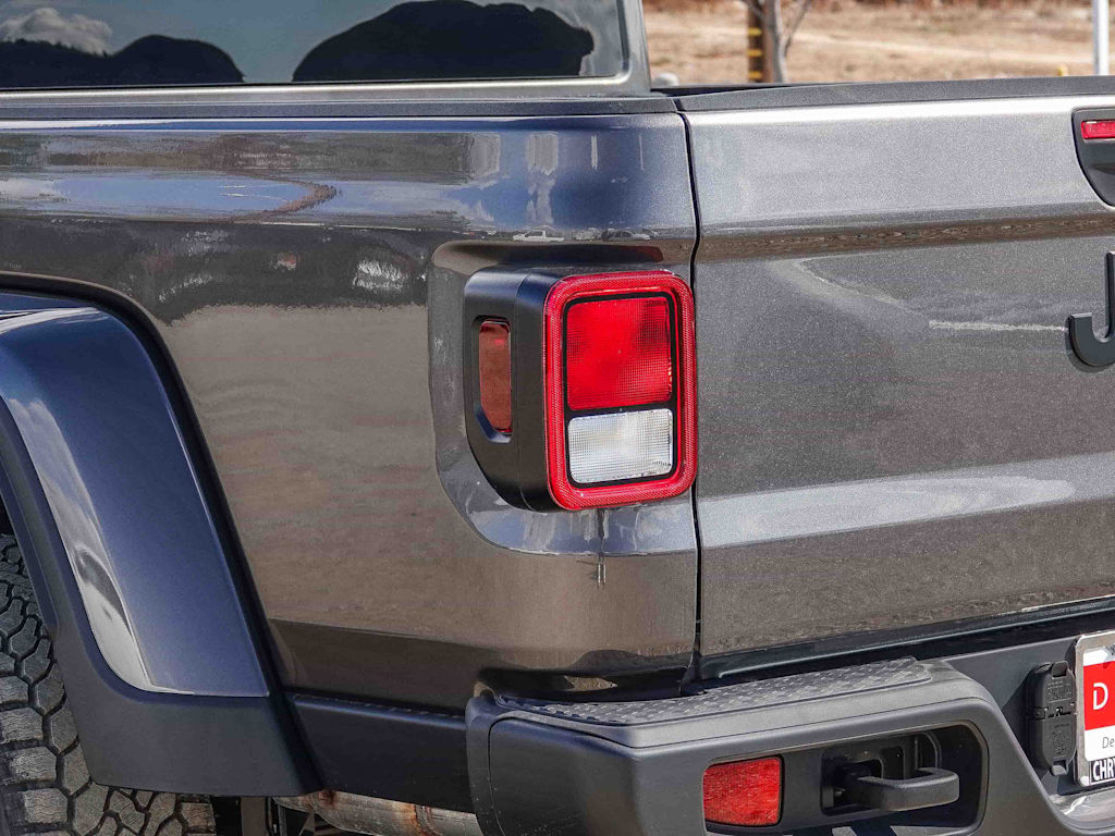 2025 Jeep Gladiator Sport 19