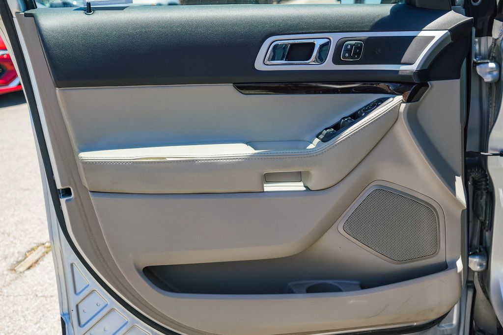 Thumbnail: 2011 Ford Explorer - 24