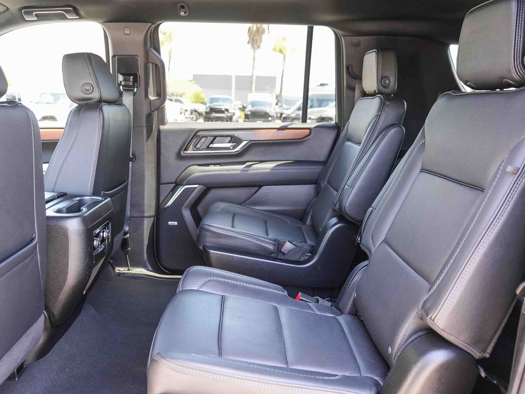 Thumbnail: 2025 GMC Yukon XL - 12