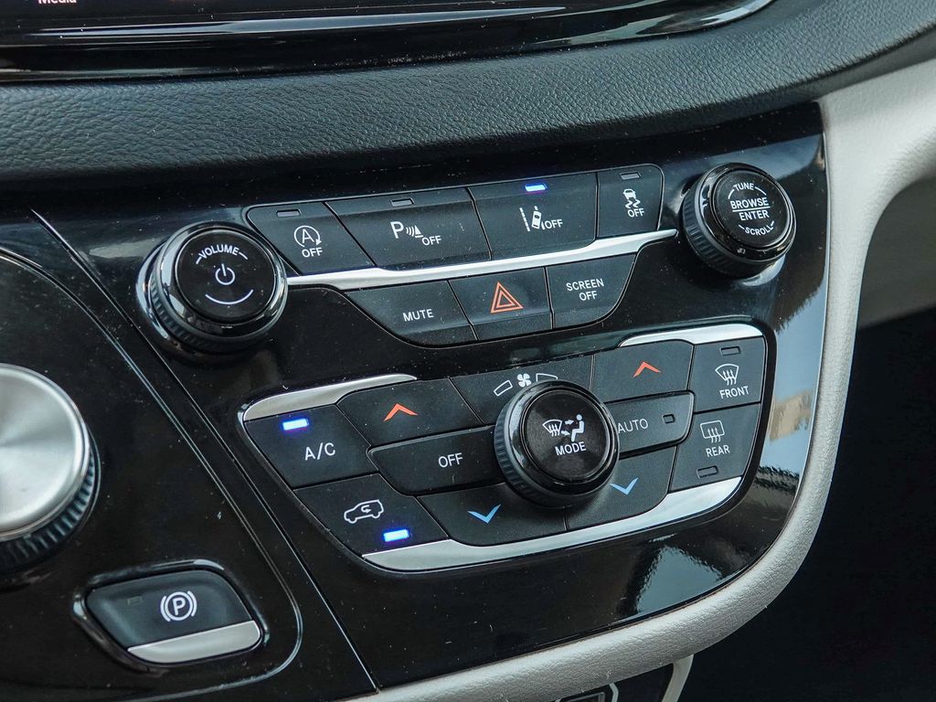 Thumbnail: 2023 Chrysler Pacifica - 25