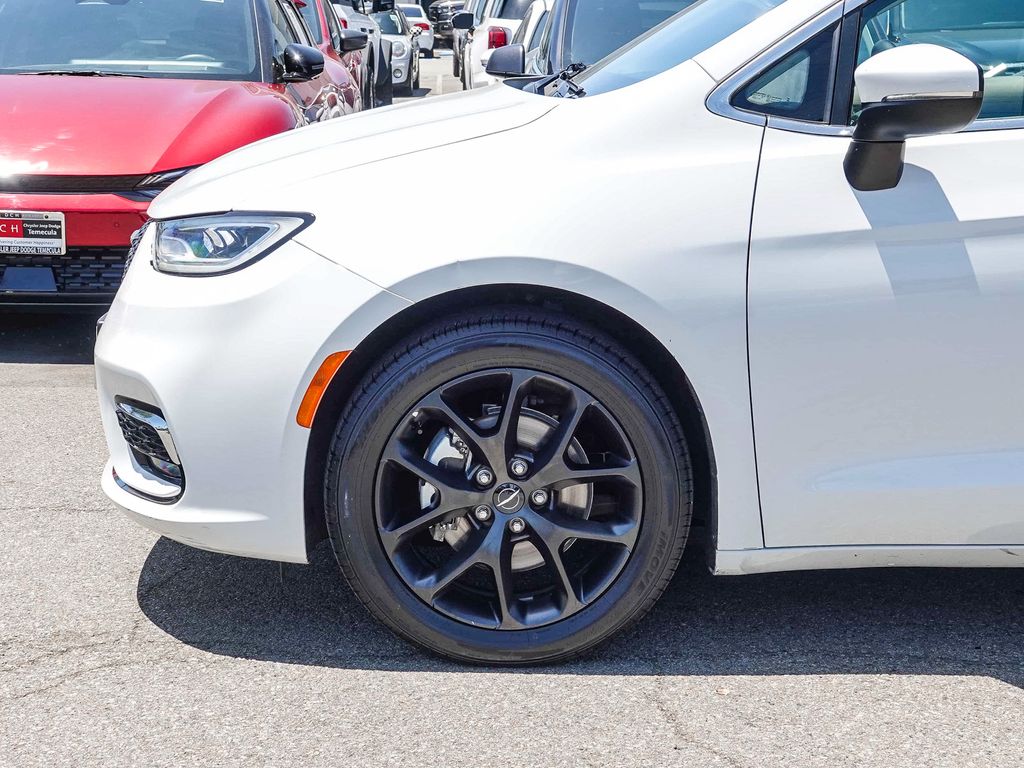 Thumbnail: 2023 Chrysler Pacifica - 6