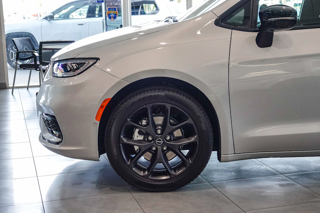 Thumbnail: 2026 Chrysler Pacifica - 7