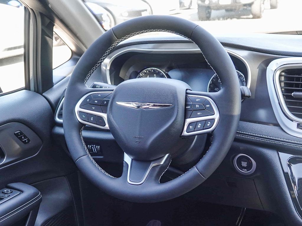 Thumbnail: 2025 Chrysler Pacifica - 8