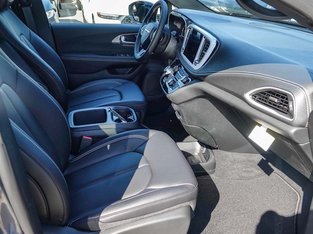 Thumbnail: 2025 Chrysler Pacifica - 9