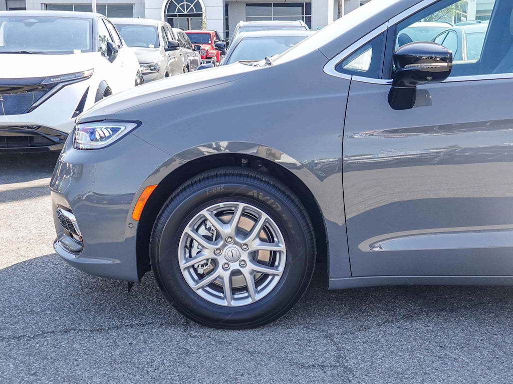 Thumbnail: 2025 Chrysler Pacifica - 6