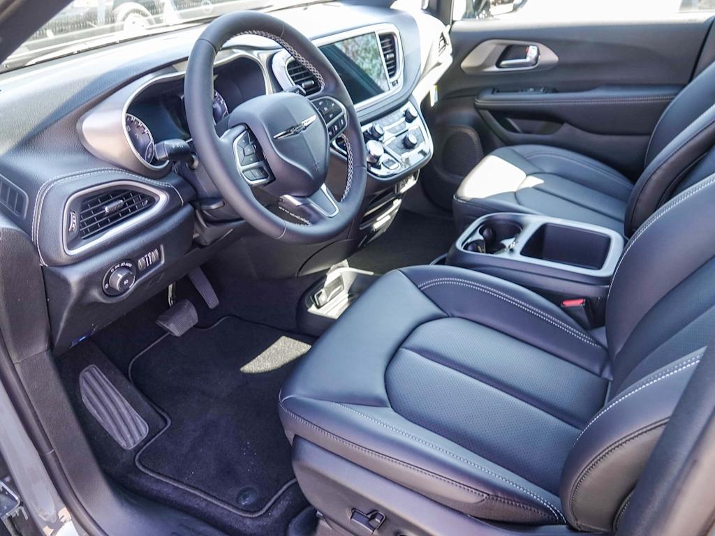 Thumbnail: 2025 Chrysler Pacifica - 10
