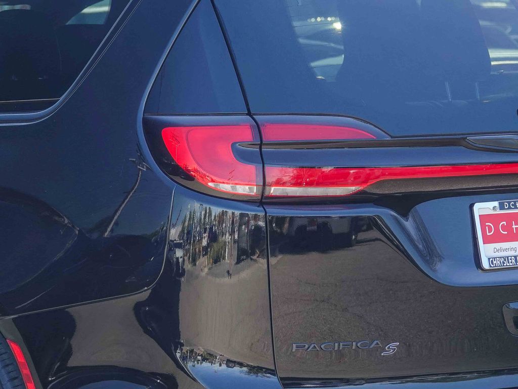 Thumbnail: 2025 Chrysler Pacifica - 18