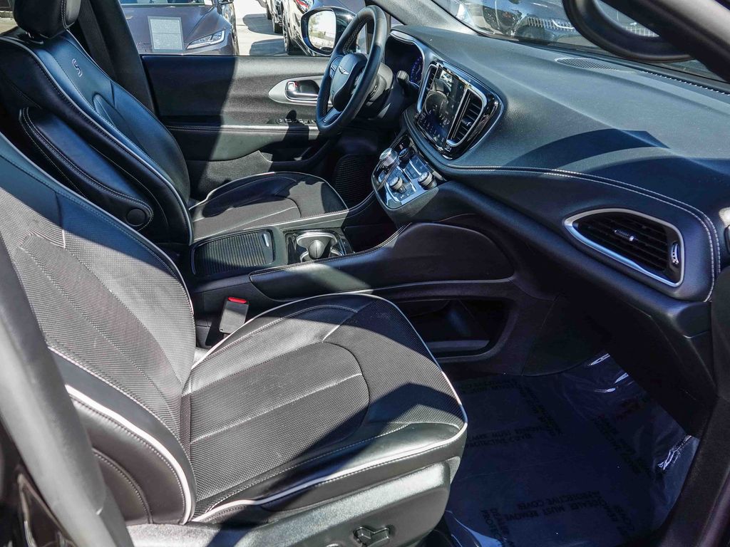 Thumbnail: 2025 Chrysler Pacifica - 9
