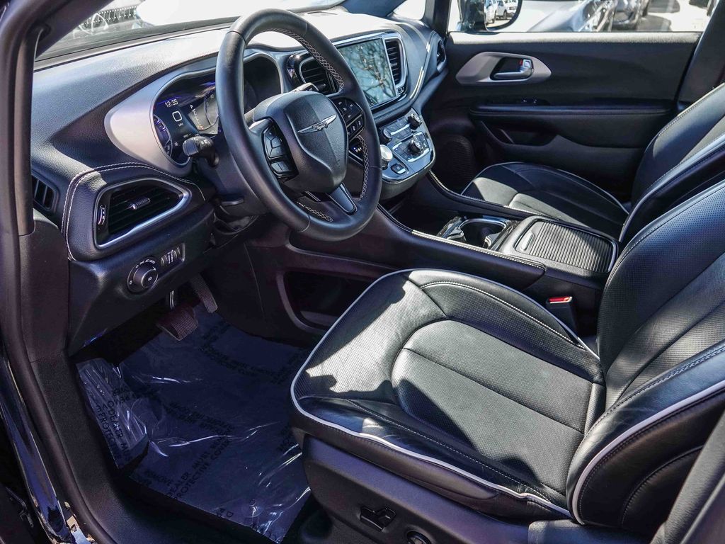 Thumbnail: 2025 Chrysler Pacifica - 10