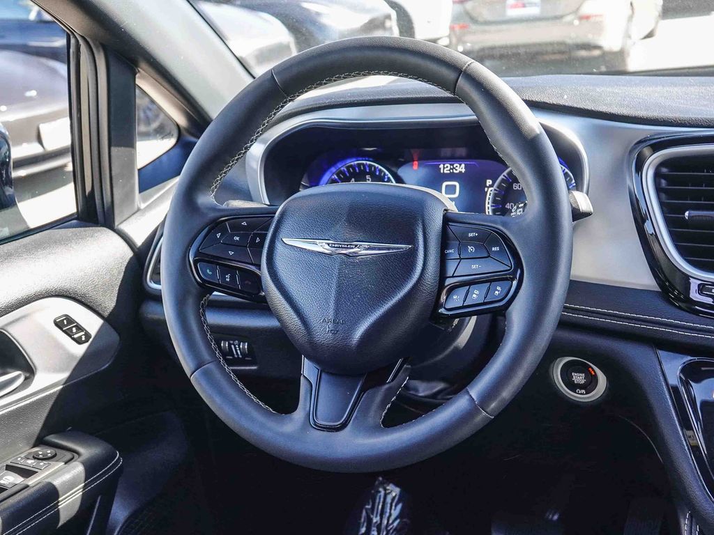 Thumbnail: 2025 Chrysler Pacifica - 8