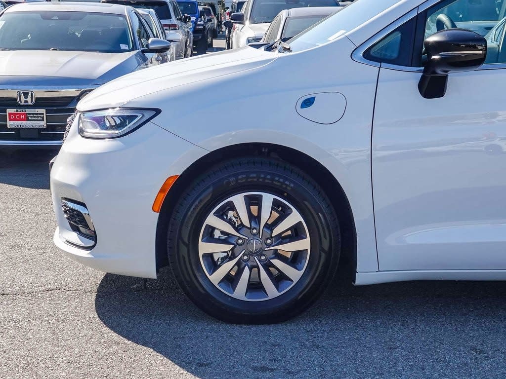 Thumbnail: 2024 Chrysler Pacifica - 6