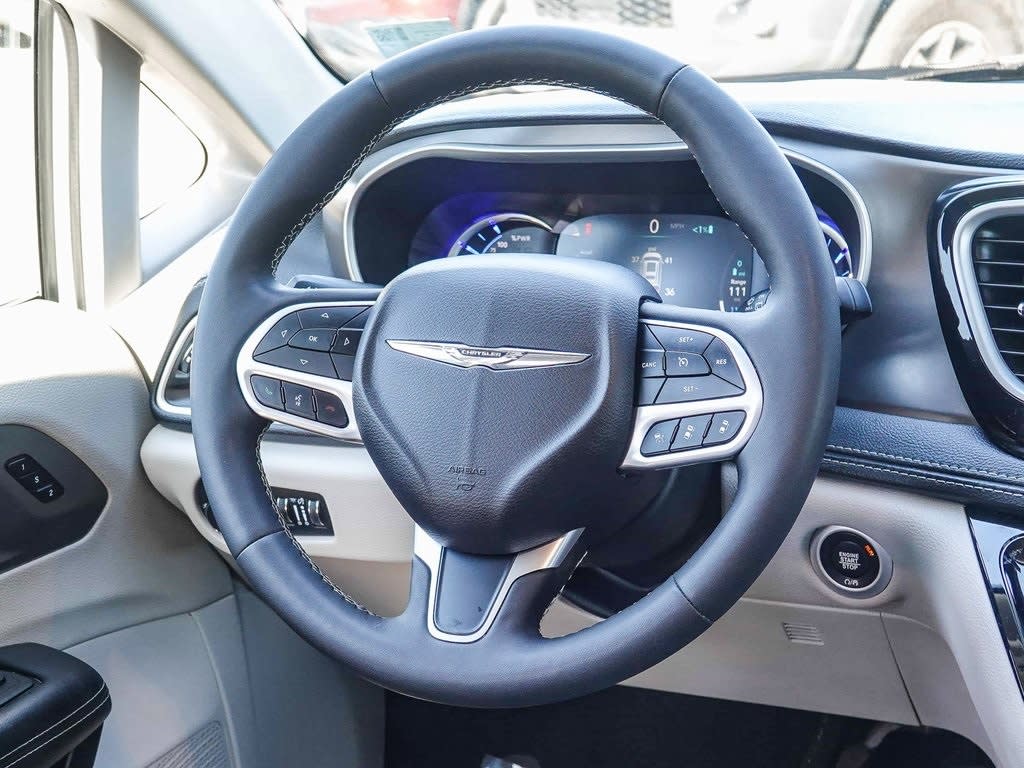 Thumbnail: 2024 Chrysler Pacifica - 8