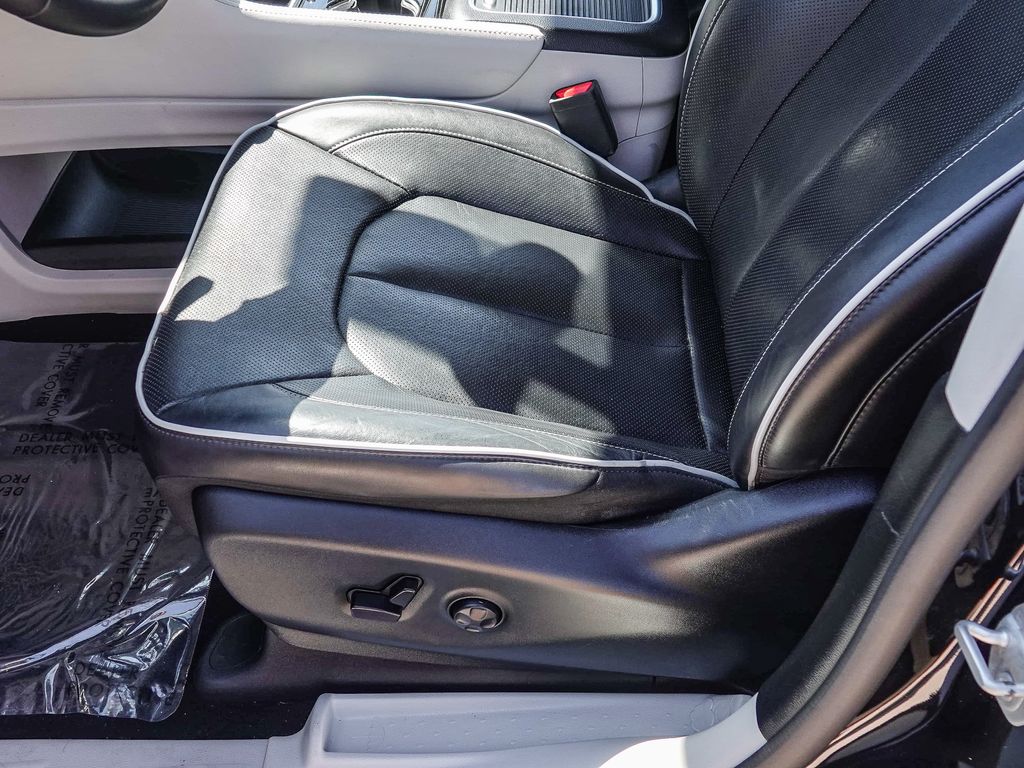 Thumbnail: 2023 Chrysler Pacifica - 22