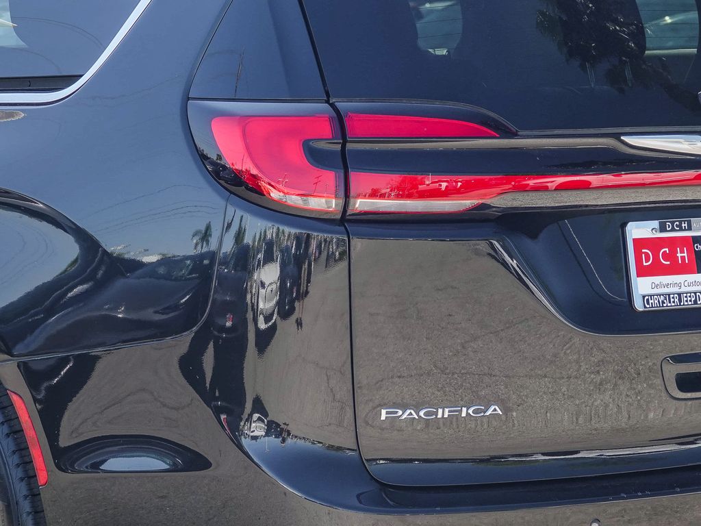 Thumbnail: 2023 Chrysler Pacifica - 17