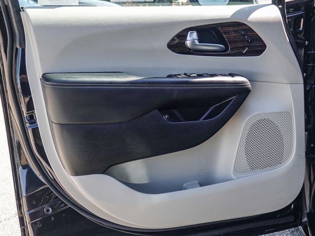 Thumbnail: 2023 Chrysler Pacifica - 21