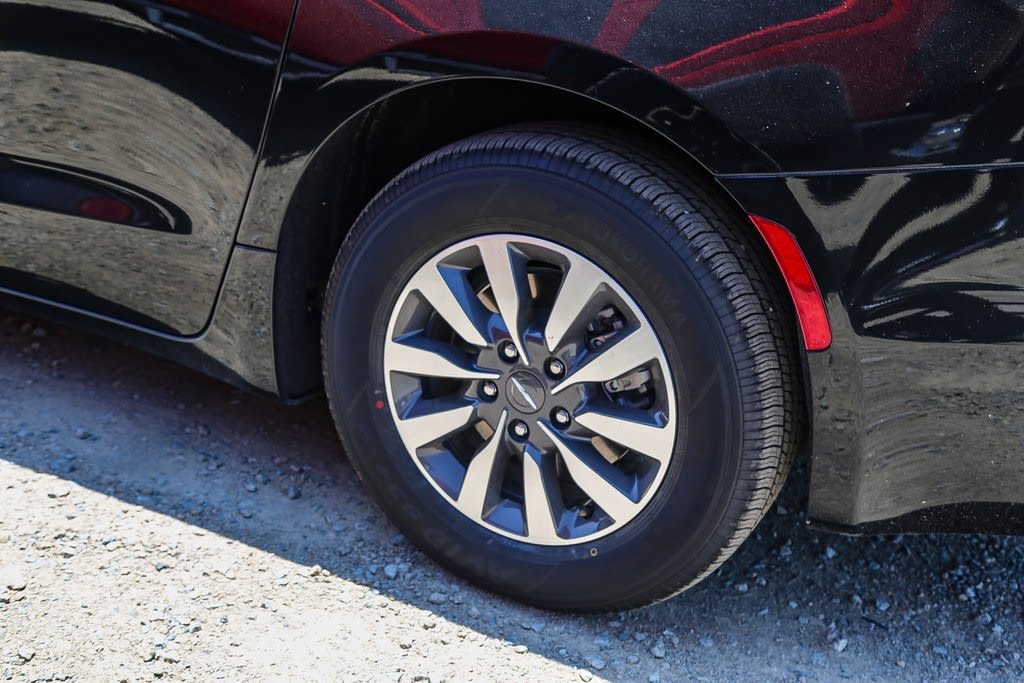 Thumbnail: 2024 Chrysler Pacifica - 6