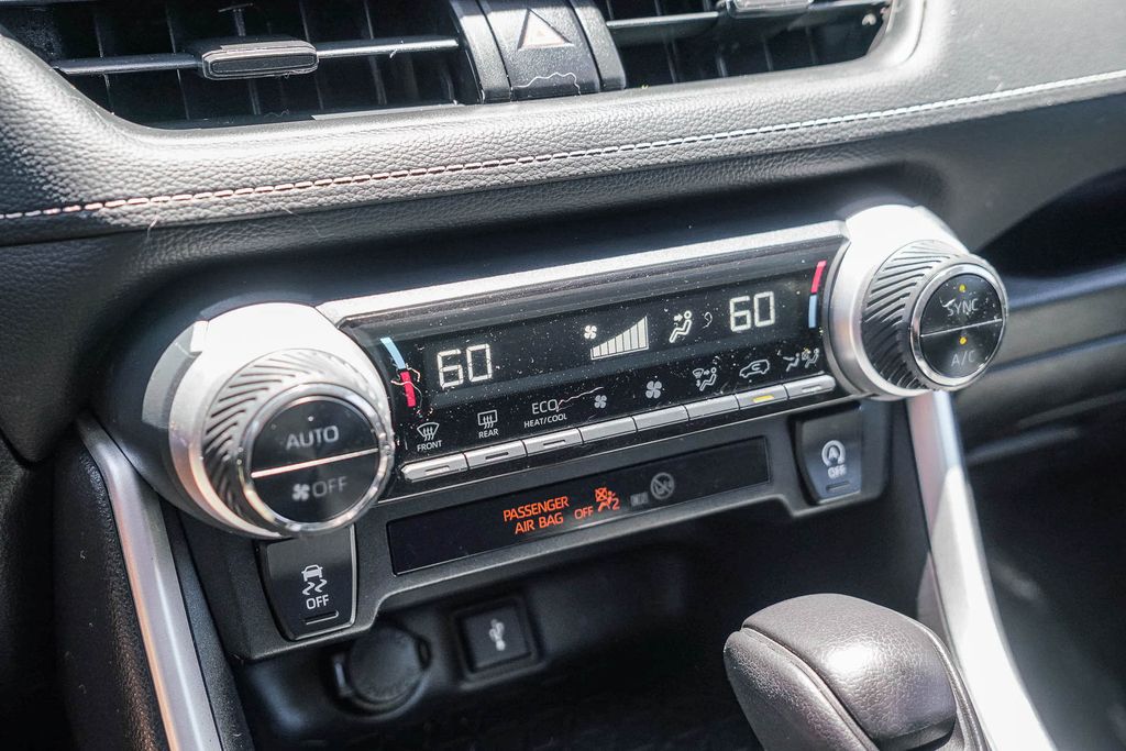 Thumbnail: 2020 Toyota RAV4 - 25