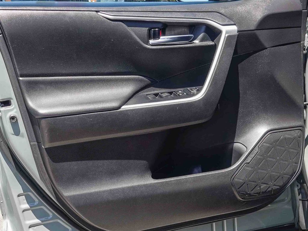 Thumbnail: 2021 Toyota RAV4 - 23