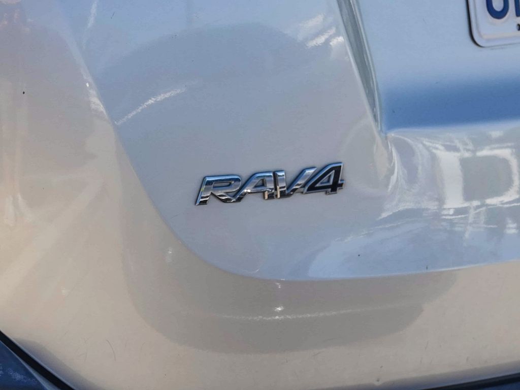 Thumbnail: 2014 Toyota RAV4 - 16