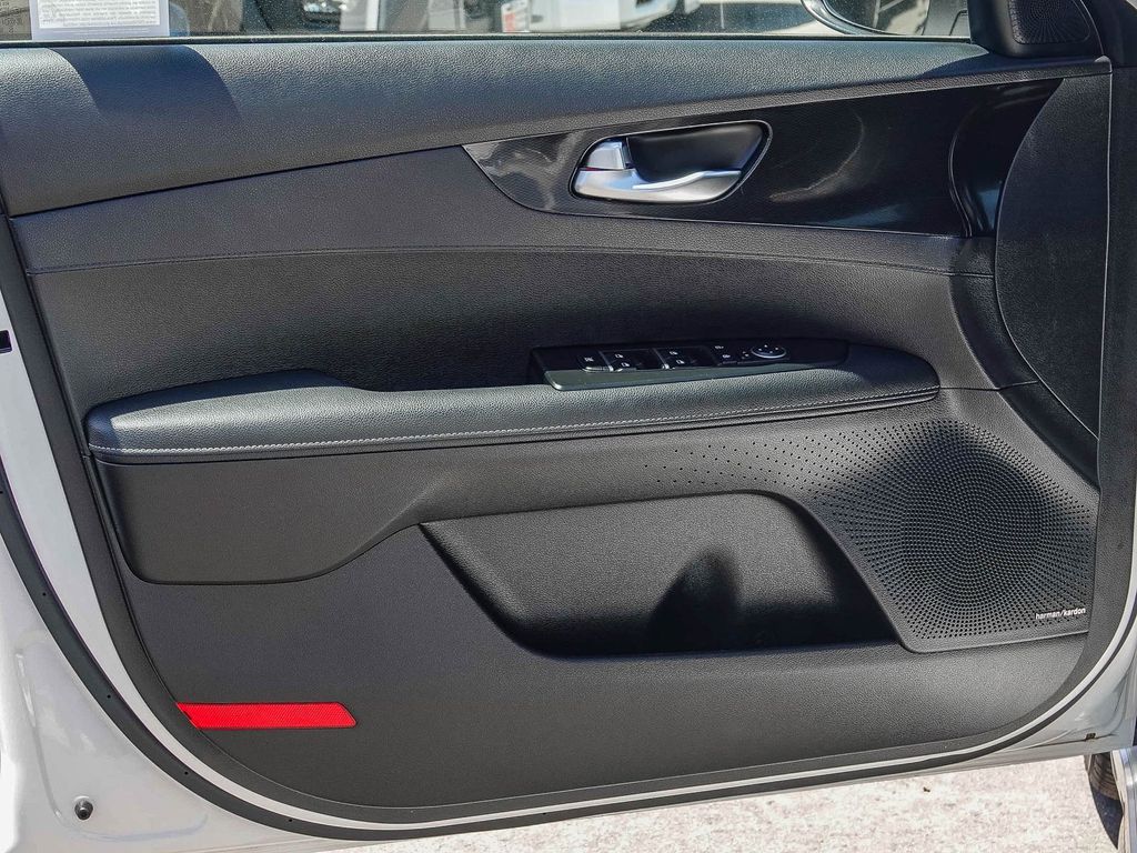 Thumbnail: 2023 Kia Forte - 23