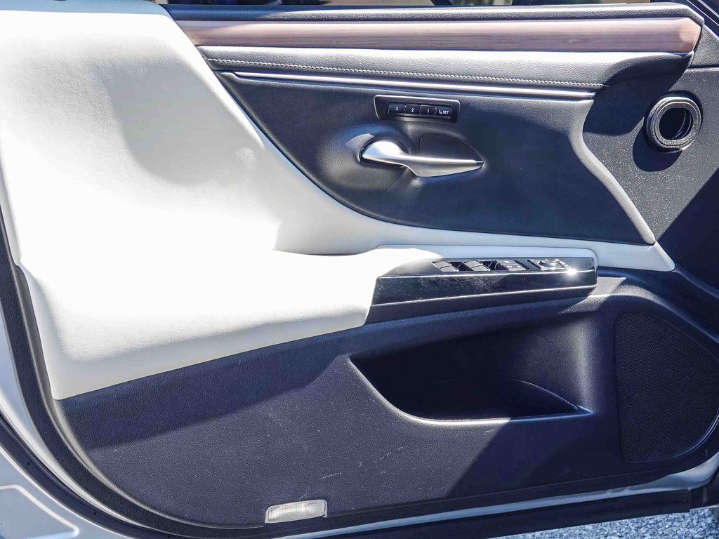 Thumbnail: 2025 Lexus ES - 23