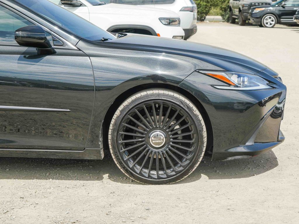 Thumbnail: 2022 Lexus ES - 11