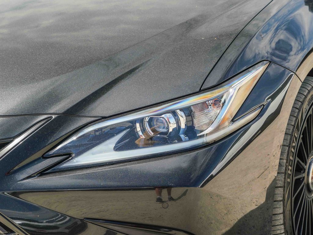 Thumbnail: 2022 Lexus ES - 9