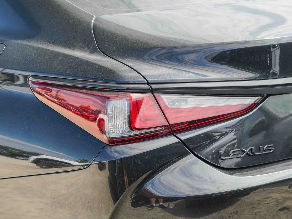 Thumbnail: 2022 Lexus ES - 16
