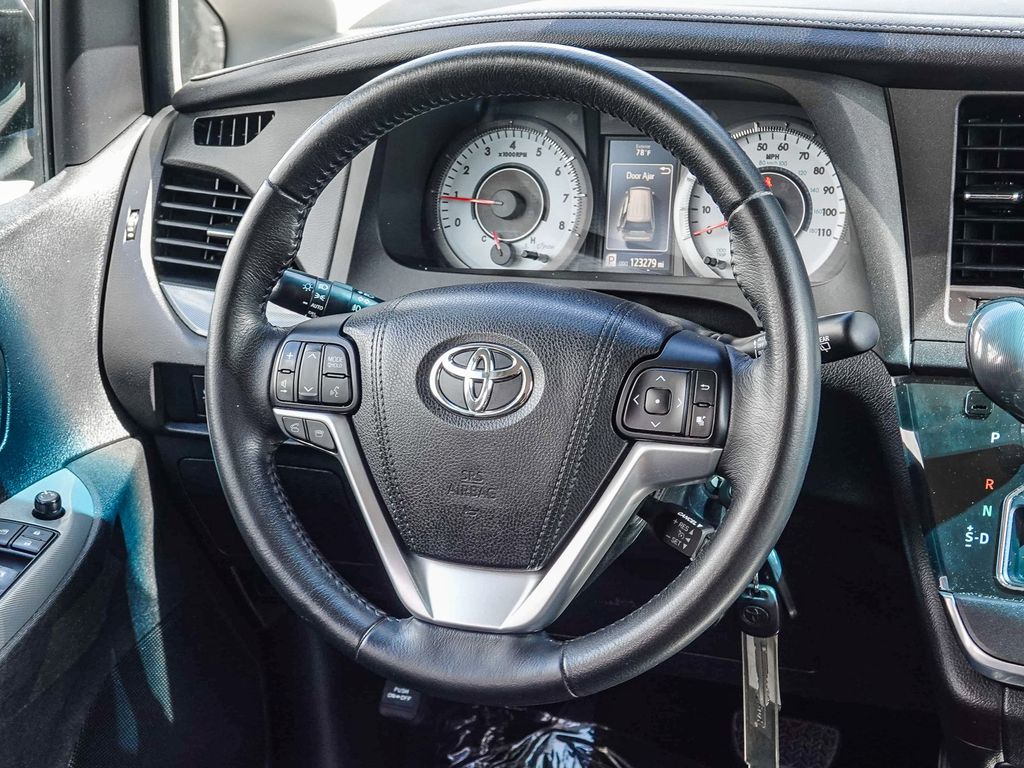Thumbnail: 2015 Toyota Sienna - 9