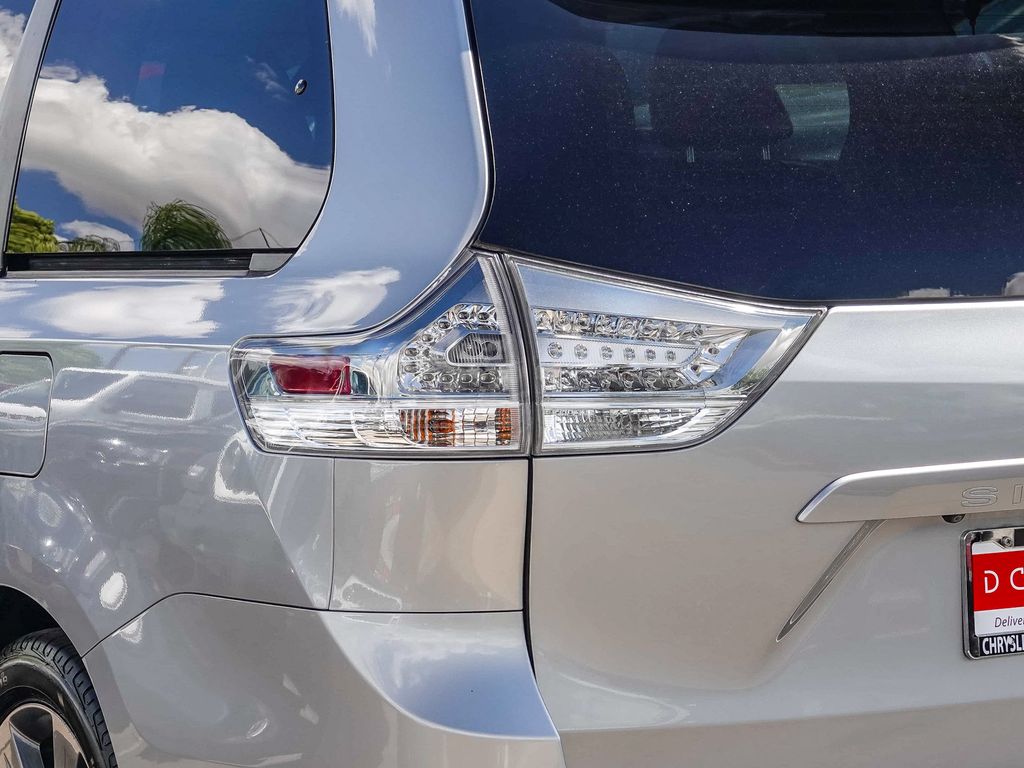 Thumbnail: 2015 Toyota Sienna - 6