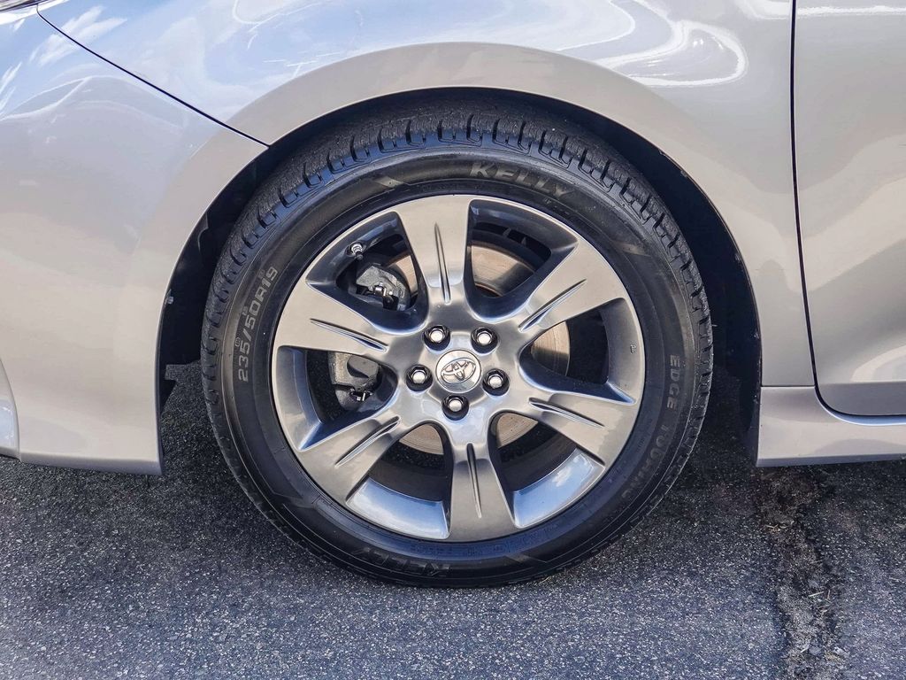 Thumbnail: 2015 Toyota Sienna - 21