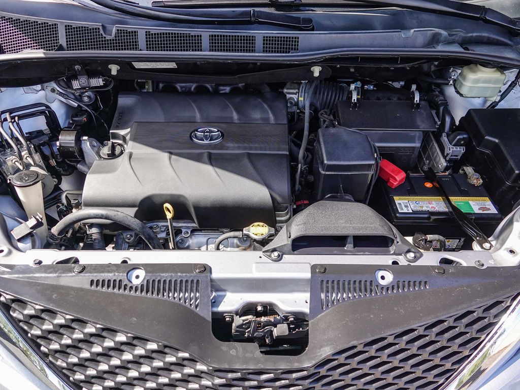 Thumbnail: 2015 Toyota Sienna - 8