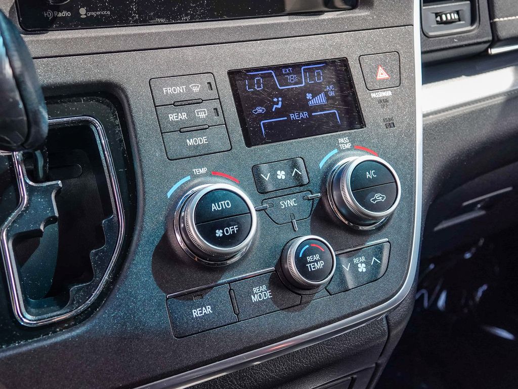 Thumbnail: 2015 Toyota Sienna - 26