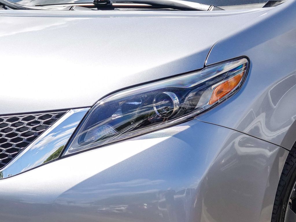 Thumbnail: 2015 Toyota Sienna - 20