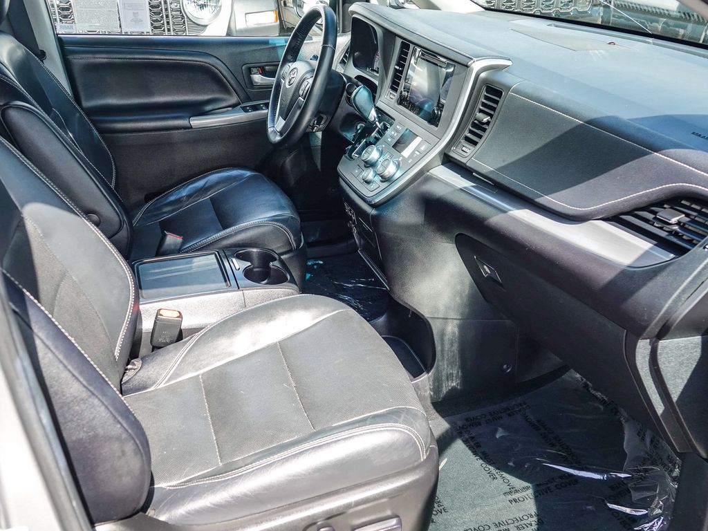 Thumbnail: 2015 Toyota Sienna - 10