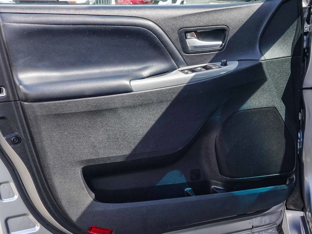 Thumbnail: 2015 Toyota Sienna - 23