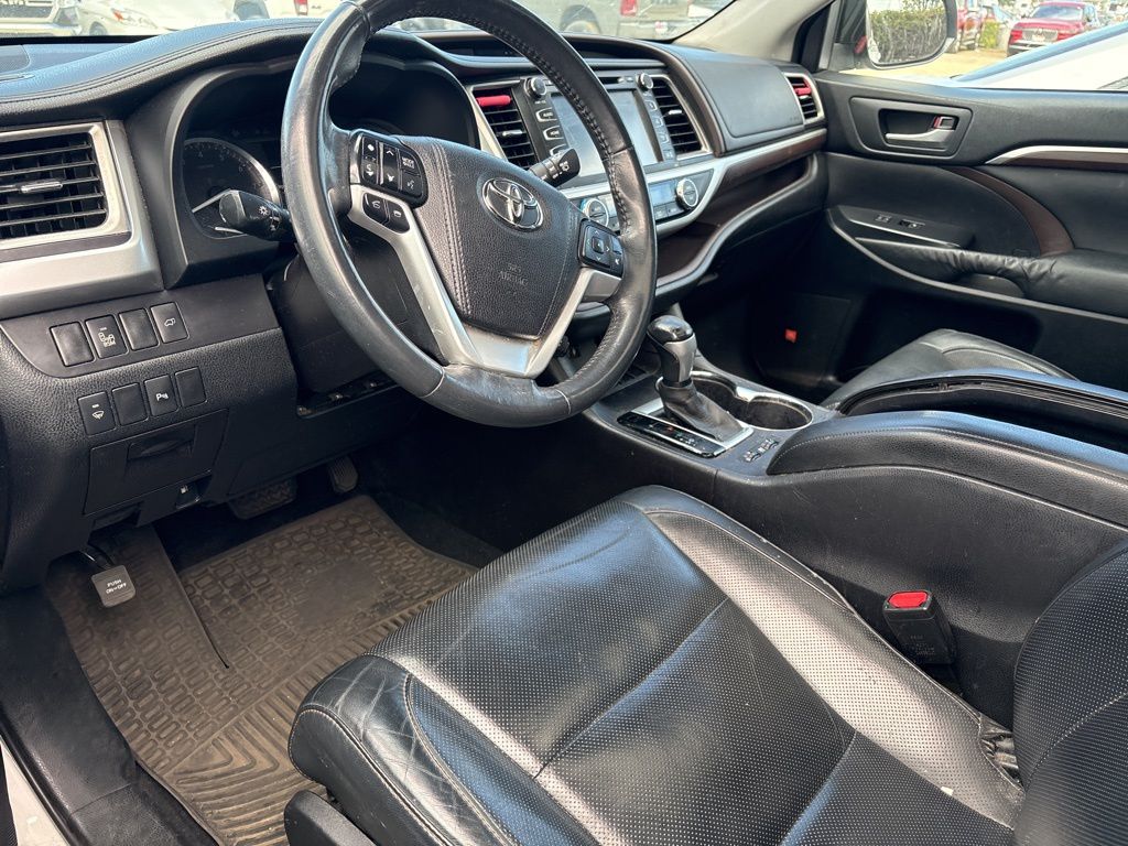 Thumbnail: 2015 Toyota Highlander - 2